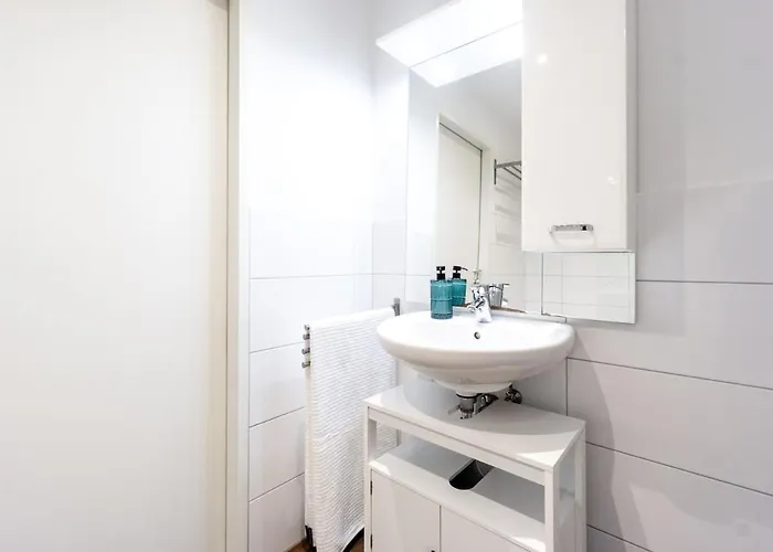 In A Location With Parking & Balcony, Walking Distance To U1 Metro Apartamento Viena