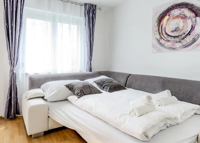 In A Location With Parking & Balcony, Walking Distance To U1 Metro * Viena