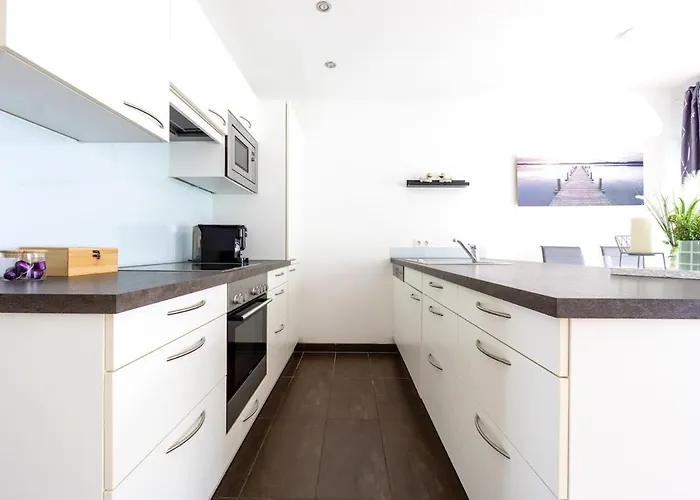 In A Location With Parking & Balcony, Walking Distance To U1 Metro Apartamento