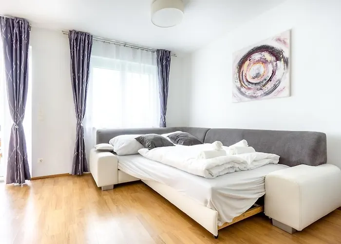 In A Location With Parking & Balcony, Walking Distance To U1 Metro * Viena
