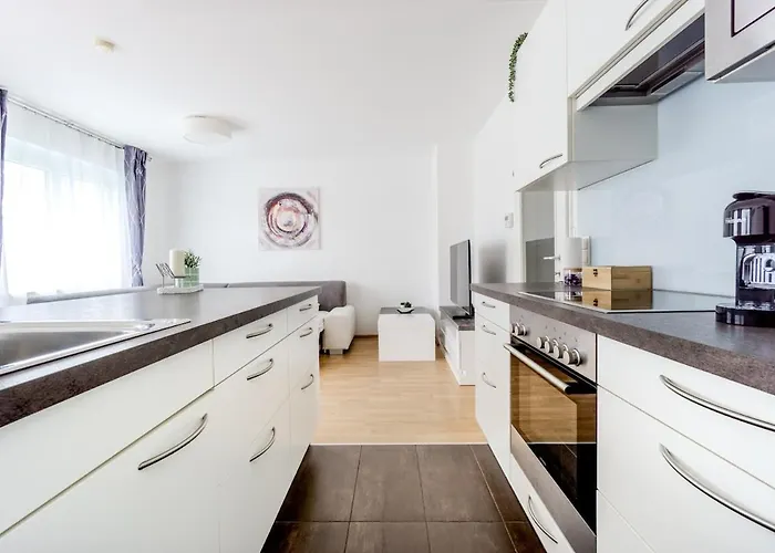 In A Location With Parking & Balcony, Walking Distance To U1 Metro Apartamento Viena