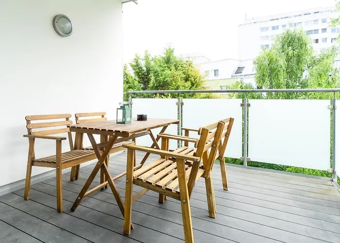 In A Location With Parking & Balcony, Walking Distance To U1 Metro Apartamento Viena