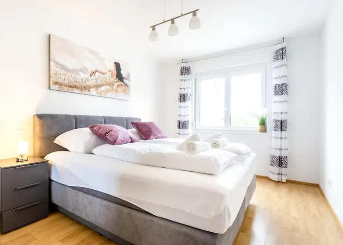 In A Location With Parking & Balcony, Walking Distance To U1 Metro Apartamento