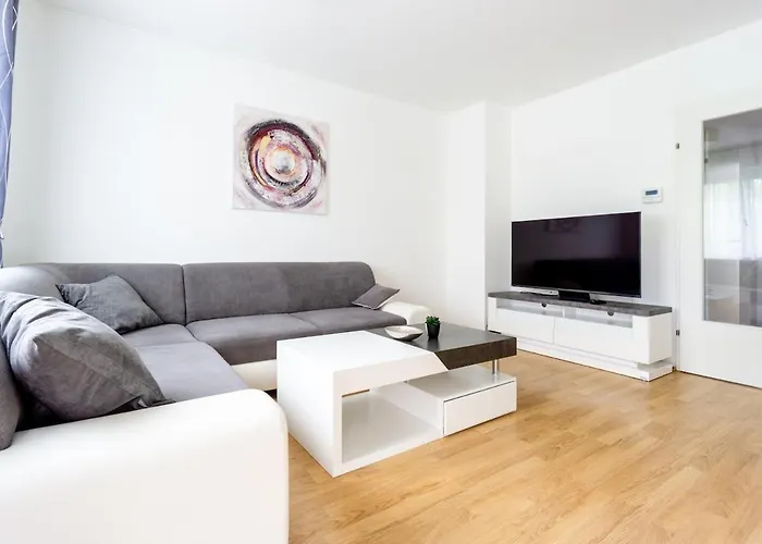 In A Location With Parking & Balcony, Walking Distance To U1 Metro Viena