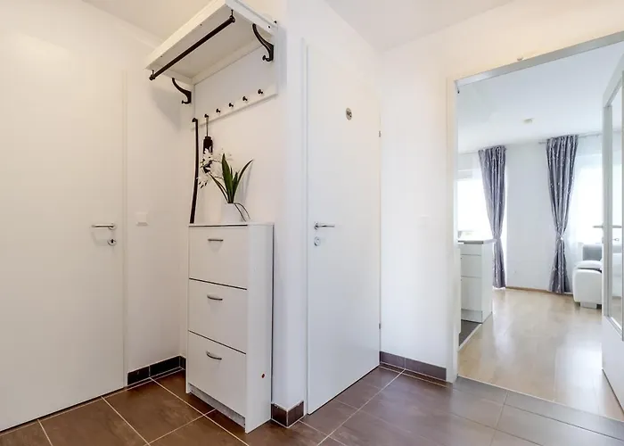 Apartamento In A Location With Parking & Balcony, Walking Distance To U1 Metro