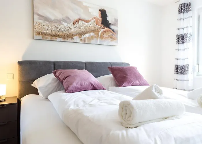 In A Location With Parking & Balcony, Walking Distance To U1 Metro Apartamento Viena