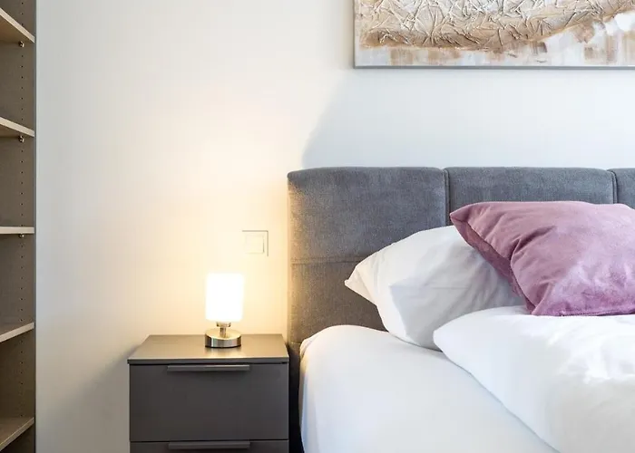 In A Location With Parking & Balcony, Walking Distance To U1 Metro * Viena
