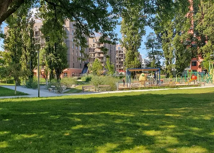 In A Location With Parking & Balcony, Walking Distance To U1 Metro Apartamento